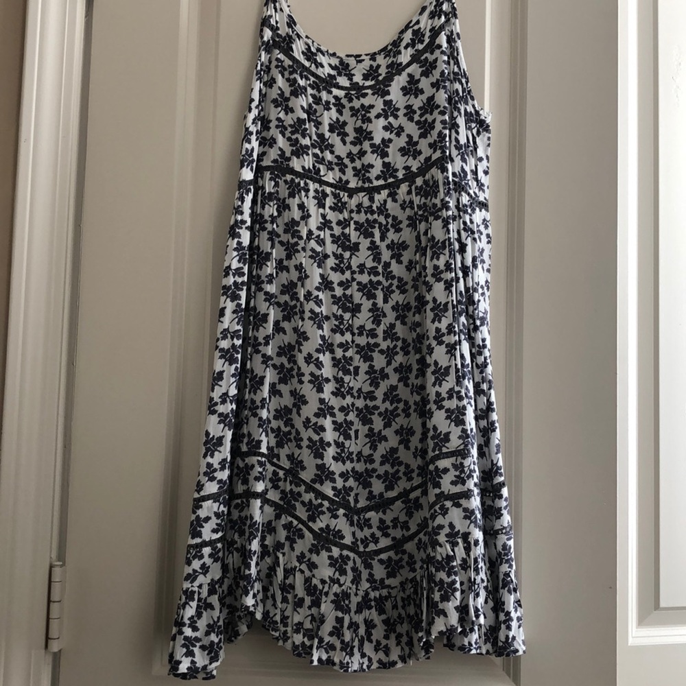 Strappy Gray and white floral flowy dress!